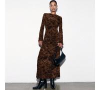 Abito lungo in velluto con caratteristiche ricche, presenta una morbida texture bruciata floreale, una silhouette aderente. Perfetto per feste, cene informali o eventi eleganti, aggiunge un fascino ca