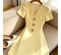 Abito mini elegante da donna giallo chiaro per l'estate, scollo a V, maniche corte, vita stretta, gonna a trapezio, dettaglio con bottoni dorati, outfit alla moda per ufficio e feste L,M,S,XLColore un