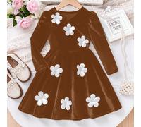 Abito vintage nero a fiori per giovani ragazze, silhouette a-line che valorizza la figura ed esalta le curve eleganti. Il tessuto vellutato nero trasmette sofisticatezza, impreziosito dagli accenti fl