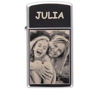 Accendino personalizzato creato utilizzando un accendino d'argento in formato slim con incisione di foto e testo