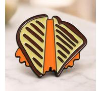 Accessorio da bavero smaltato con formaggio grigliato a tema alimentare | Simpatica spilla a sandwich, smaltata, ideale per zaino giacca e borsa, regalo divertente per buongustai