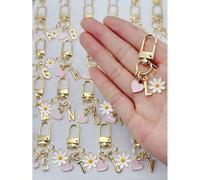 Accessorio essenziale per gli outfit di primavera ed estate - Ciondolo a forma di cuore personalizzato con piccoli accessori a forma di margherita con iniziali e messaggio regalo / lettera d'amore | P