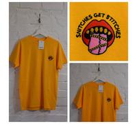 Actual Fact Snitches Get Stitches Giallo Urban Strada Maglietta