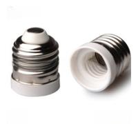 Adattatore per portalampada ignifugo, compatibile con tutte le tensioni, garantisce la compatibilità universale da E27 a E14 in qualsiasi ambiente