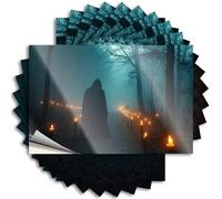 Adesivi e decalcomanie per cassetta degli attrezzi Una figura con cappuccio si trova in un sentiero nella foresta illuminata da candela. Adesivi divertenti per finestrini auto (6 x 9 cm)