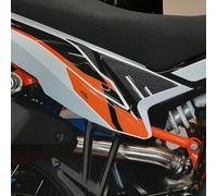 Resin Bike Adesivi Moto Compatibile con KTM 890 Adventure-R 2021. Protezioni Laterali Moto da Urti e Graffi. Coppia Adesivi Resinati con Effetto 3D - Made in Italy