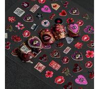 Adesivo per unghie retrò romantico con texture in rilievo e tema dell'occhio del diavolo rosso, caratterizzato da elementi come rose, cuori, occhi del diavolo e labbra rosse, adatto per il fai-da-te p