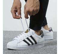 Adidas Originals Superstar Sneaker casual basse unisex EG4958 Le scarpe adidas Superstar sono un'icona culturale che ha trasceso le generazioni, lasciando il segno nel basket, nell'hip-hop, nello skat