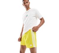 adidas Training - Pantaloncini da bagno da 3“ gialli con 3 strisce-Giallo S
