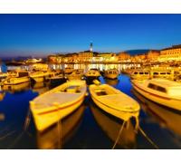 adrium Foto in legno 110 x 80 cm: Rovigno, Croazia. Antichi edifici storici nella baia. Porto con barche. Splendido centro storico romantico di Rovigno a (205465856)