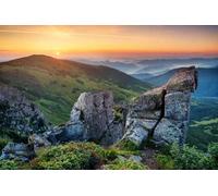 adrium Immagine acrilica 60 x 40 cm: alte rocce nella valle di montagna all'alba. Paesaggio estivo naturale (44516769)