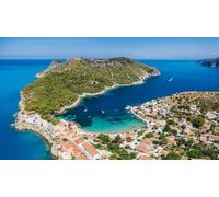 adrium Immagine in alluminio composita 70 x 40 cm: Assos pittoresco villaggio di pescatori dall'alto, Cefalonia, Grecia. Vista droni Erial Barche a vela nella baia turchese (176250376)