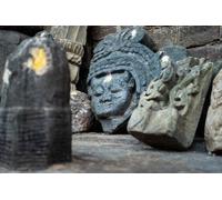 adrium Immagine in legno 60 x 40 cm: 18 febbraio 2024, Uttarakhand India. Rovine e statue scavate nel tempio di Lakhamandal Shiva: antiche sculture (245523208)