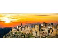 adrium Immagine in legno 70 x 30 cm: Bellissimo vecchio villaggio di Pitigliano al tramonto, vista panoramica, Toscana, Italia. (88565587)