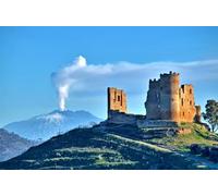 adrium Immagine in legno 80 x 50 cm: Vista panoramica del castello medievale di Mazzarino con l'Etna sullo sfondo, Caltanissetta, Sicilia, Italia, Eur (116420867)