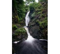 adrium Immagine poster 80 x 120 cm: Il paesaggio di Aira Force, una cascata vicino a Ullswater nel Lake District, Regno Unito (164488497)