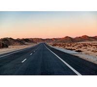 adrium Poster 140 x 90 cm: Strada vuota verso il nulla, in un deserto dell'alba (181597580)