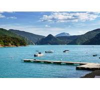 adrium Poster 90 x 60 cm: Bellissimo lago nelle Alpi meridionali, Francia, con molo e barche (94606338)