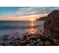 adrium Poster 90 x 60 cm: tramonto radiante sul mare. Le onde battono nelle rocce, illuminate dal caldo tramonto, sabbia e