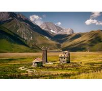 adrium Quadro composito di alluminio 140 x 90 cm: vista paesaggio sulle montagne del Caucaso e case in pietra e torre, regione di Kazbegi, terra della Georgia (114347178)