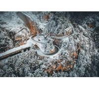 adrium Quadro in alluminio composito 120 x 80 cm: Curvy Strada ventosa nella foresta innevata, in alto verso il basso nell'aria. Paesaggio invernale in Austria (139557678)