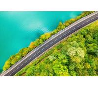 adrium Quadro in alluminio composito 120 x 80 cm: La strada vicino al lago turchese. Paesaggio aereo. La strada sul lago in Svizzera. paesaggio estivo dal (181579024)