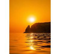 adrium Quadro in alluminio composito 80 x 100 cm: Un tramonto rosso che brucia con la silhouette di una scogliera sopra il mare. copiare spazio. Il concetto di calma, silenzio