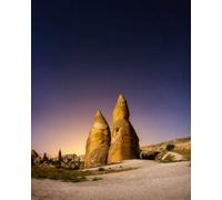 adrium Quadro su tela 40x50 cm: rocce e il cielo con stelle. Cappadocia, Turchia. Vista sulle rocce di notte. Paesaggio in estate. (170369489)