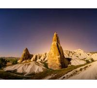 adrium Quadro su tela 70 x 50 cm: rocce e il cielo con stelle. Cappadocia, Turchia. Vista sulle rocce di notte. Paesaggio in estate. (170369424)
