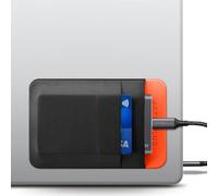 Afterplug Custodia a 2 Tasche per SSD e Hard Disk per Laptop, Adesivo 3M | Tasca elastica per SSD portatili | 13 x 8,5 cm | Scomparto separato per cavi | Cinghia di sicurezza integrata