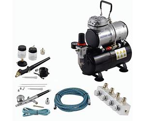 Agora-Tec® Set completo con Aerografo professionale XIII 1, includecompressore da 4 Bar, 21,6l/min e serbatoio da 3 litri + 2 pistole aerografo con aghi/ugelli da 0,2 & 0,3 & 0,5 & 0,8 mm + Distributore d’aria compressa regolabile a 4 + 2 camere d'aria + Adattatore