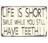AimQurt Poster vintage in metallo con scritta "Life Is Short Smile While You Still Have Teeth Funny Vintage Girl Metal Tin Sign Wall Art Decor poster per bar pub uomo grotta garage 14 x 20,3 cm