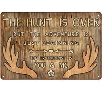 AimQurt Targa in metallo con scritta in inglese "The Hunt Is Over But The Adventure Is Just Beginning You And Me" (lingua italiana non garantita), divertente, vintage, con corno di cervo, decorazione