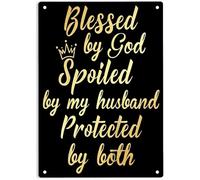 AimQurt Targa in metallo con scritta in lingua inglese "Blessed by God Spoiled By My Husband Protected By Entram", poster per casa, ufficio, garage, caffetterie, bar, pub, uomo, grotta, targa