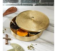 Ajuny Scatola Porta Spezie Rotonda in Ottone Realizzata a mano Dorata con Coperchio in Rilievo - Bellissimo Design, 7 Contenitori per Spezie e 1 Cucchiaio di Design, Contenitore per Masala Regalo