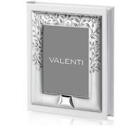 Album 25x30 cm con cornice in pelle bianca. L'album ha 30 pagine e 60 facciate suddivise da fogli di velina. Le foto possono essere incollate e posizionate a piacere. La referenza è 19061 3