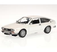 Alfa Romeo Alfetta GTV 1976 bianco modello di auto 940120121 Maxichamps 1:43