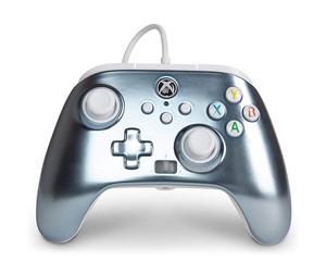 Alimenta un controller cablato grigio metallizzato per Xbox Series X / S / Xbox One / PC