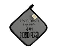 ALMATEX SRL Presina cucina con Frasi Divertenti LINEA CUCINAZZA cm. 20x20 Realizzato con tessuto 100% riciclato Ecosostenibile certificato future (Made in Italy) (ST_E_GRIGIO)