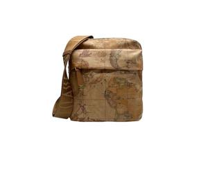 ALVIERO MARTINI 1a orsetta a tracolla comoda e pratica realizzata con dettagli in stampa geo su tutti i lati della borsa. Dispone di un ampio scomparto principale chiuso con zip e tasca intern