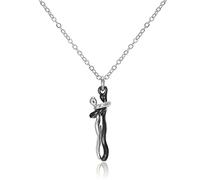 Amante della moda che abbraccia la collana del pendente della coppia per le donne degli uomini che abbracciano le collane del girocollo delle coppie dell'amico regalo