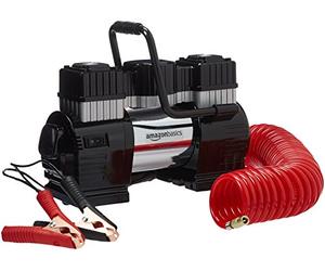 Amazon Basics Compressore ad aria portatile, con doppi morsetti per la batteria e custodia per il trasporto, Digitale, Nero/Rosso