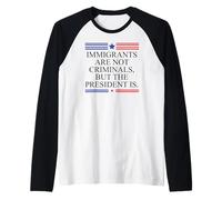 America US Immigrants Are Not Criminals But The President Is Maglia con Maniche Raglan