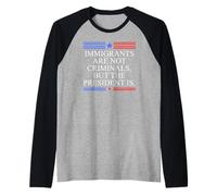 America US Immigrants Are Not Criminals But The President Is Maglia con Maniche Raglan