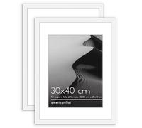 Americanflat Cornice portafoto 30 x 40 cm in bianco, Set da 2 - da utilizzare come cornice 23 x 30 cm con tappetino - include accessori per appendere denti di sega per display orizzontale o verticale