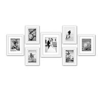 Americanflat Set Cornici Foto da Parete, 7 Pezzi, Bianco - Una Cornice da 28x36 cm, Due da 20x25 cm e Quattro Cornici 13x18 cm - Composizione Portafoto da Parete con Vetro Infrangibile