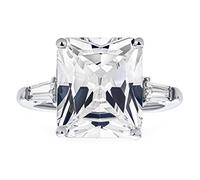 Anello di fidanzamento in stile Art Déco in argento sterling .925 con grande zircone cubico AAA da 10 carati taglio brillante quadrato principessa e pietre laterali a baguette.