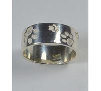 Anello in argento a fascia larga con orme canine in bassorilievo Luce