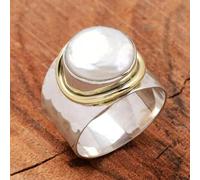 Anello largo da donna, stile vintage, con perle d'imitazione argentate, gioiello bicolore martellato fatto a mano.