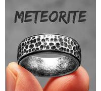 Anello meteorite Sculpt Rings™ con texture martellata | Design unico in accia...